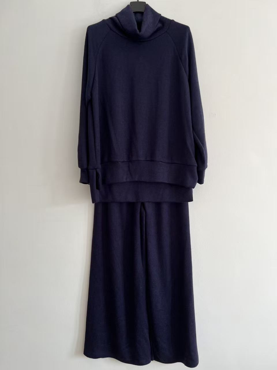 Conjunto de punto mujer cuello alto elegante marino