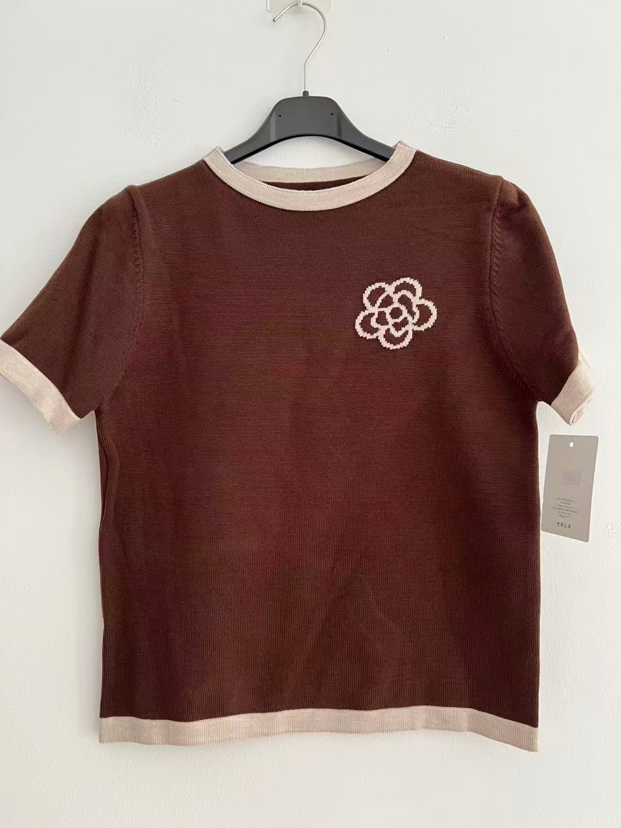 Camiseta bordado floral marrón 