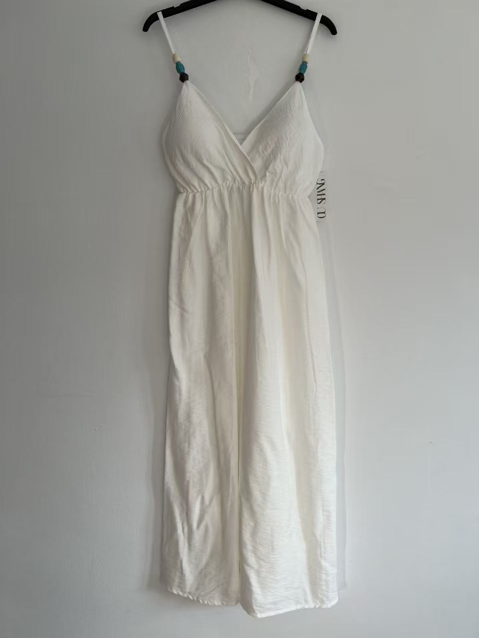 Vestido Largo de Tirantes con Escote en V y Detalle de Cuentas
