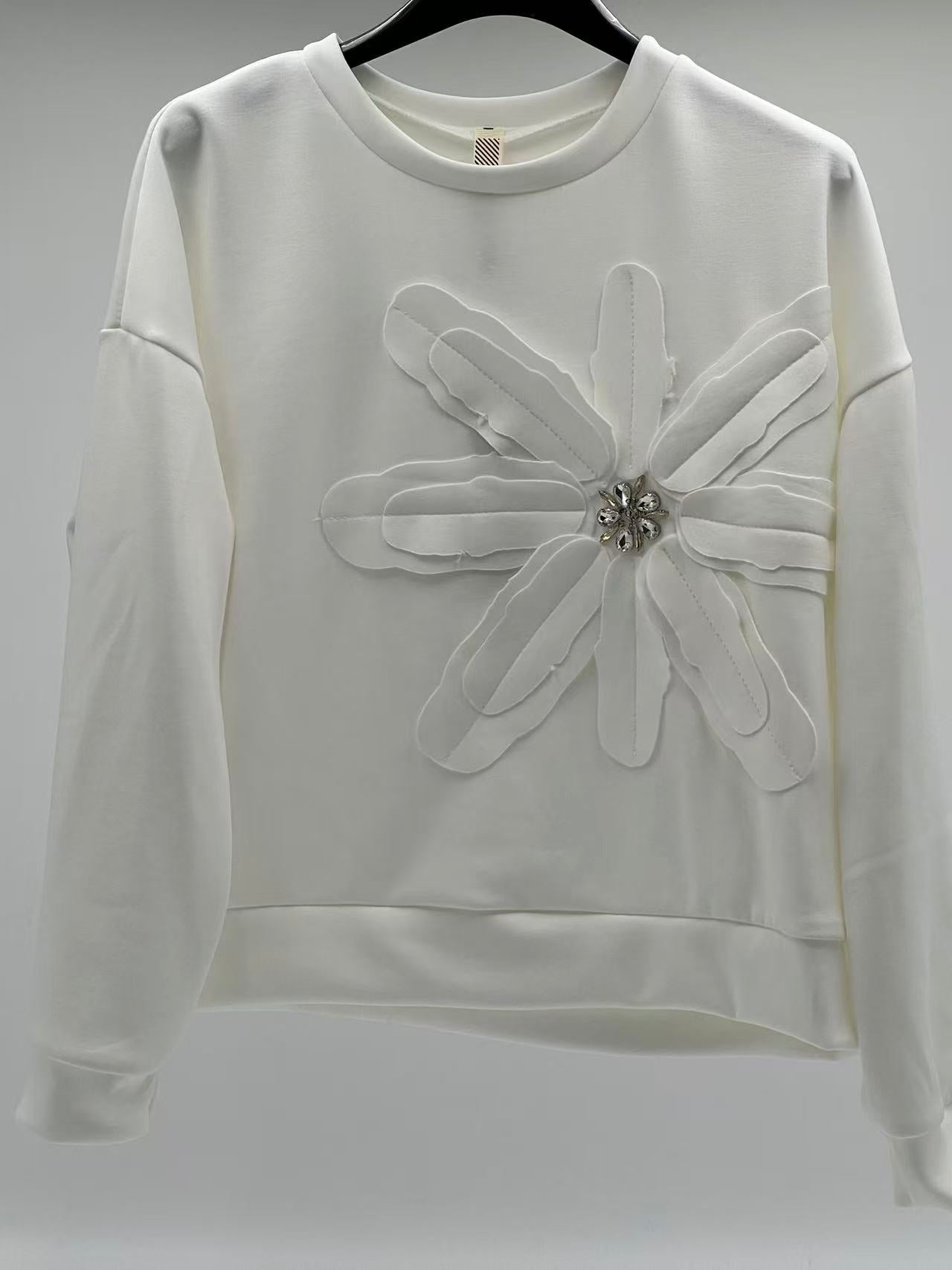 Sudadera "Soft Mint" con Flor en Relieve y Detalle de Cristales