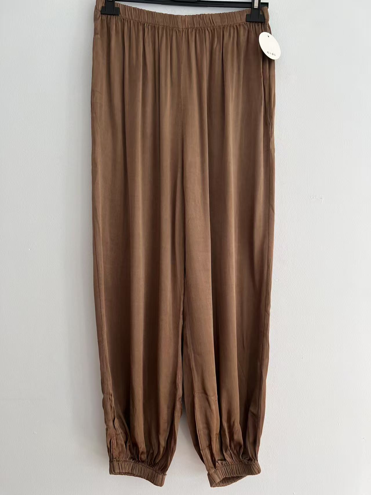 Pantalón largo raso puños camel