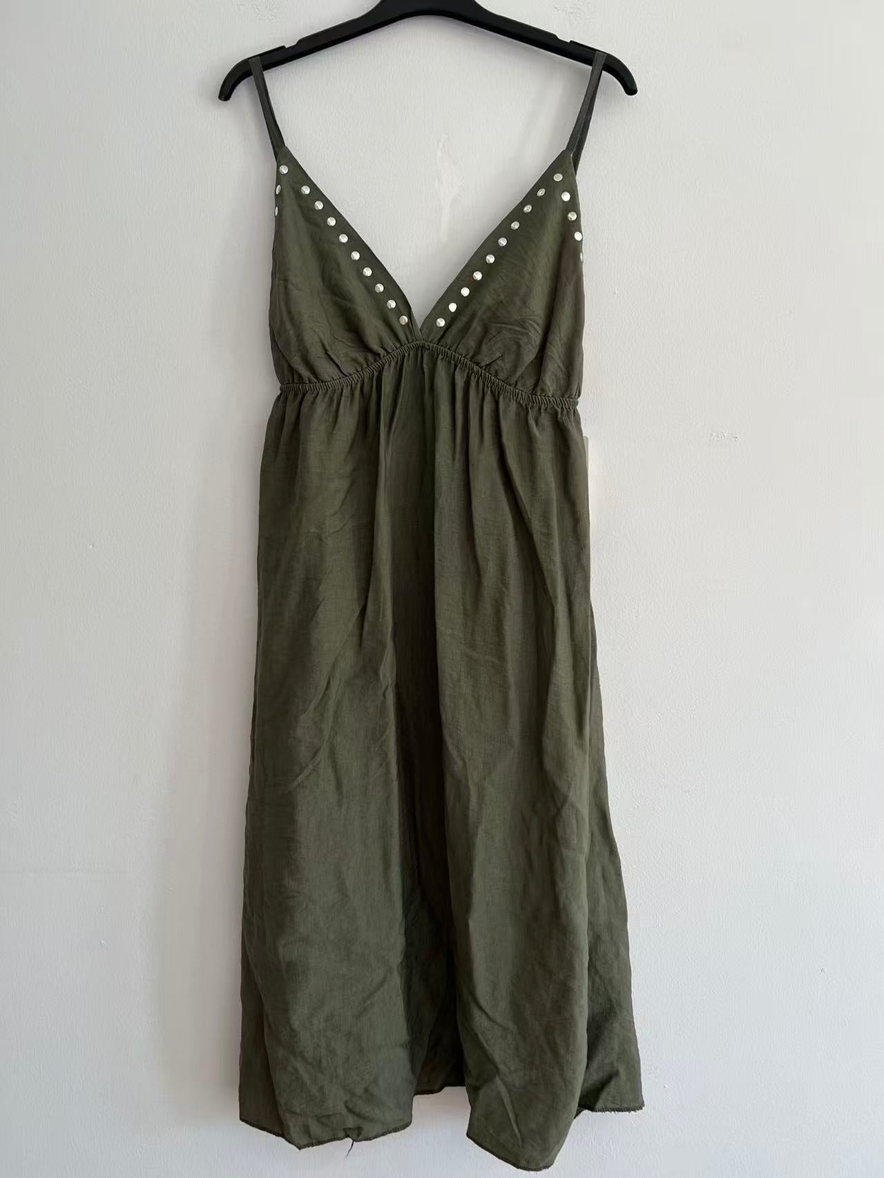 Vestido midi de Tirantes con Tachuelas en Escote V
