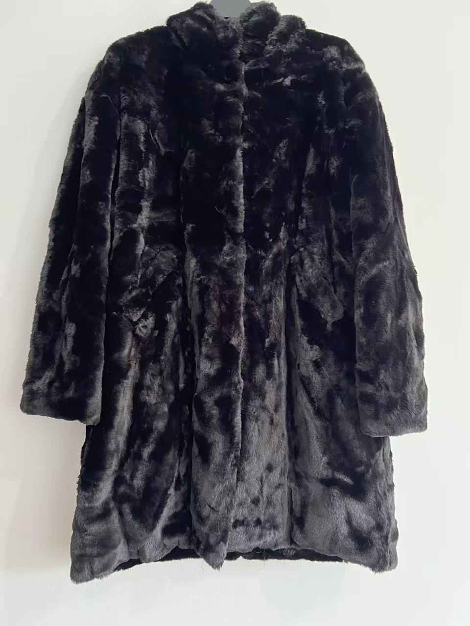 Abrigo de pelo negro