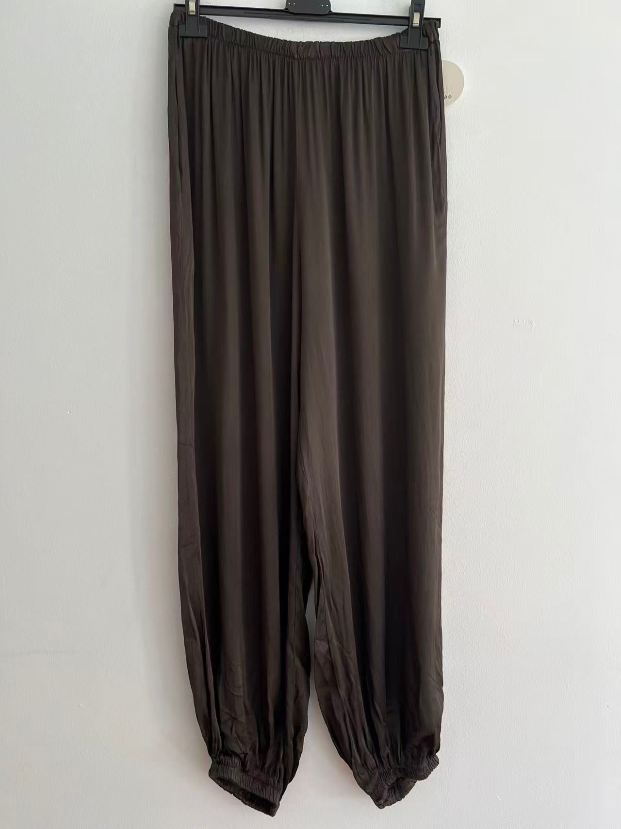 Pantalón largo raso puños marrón 