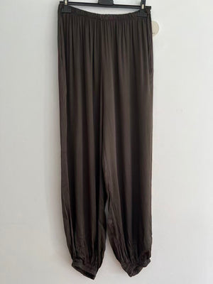Pantalón largo raso puños marrón 