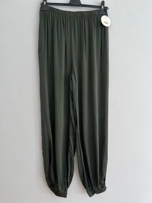 Pantalón largo raso puños verde caqui