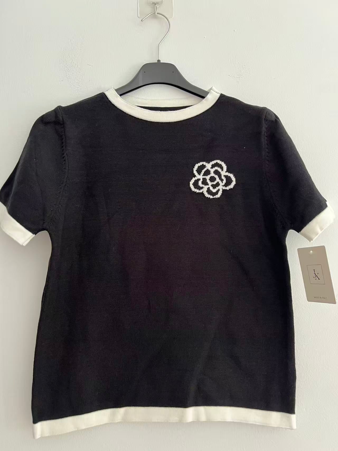 Camiseta bordado floral negra