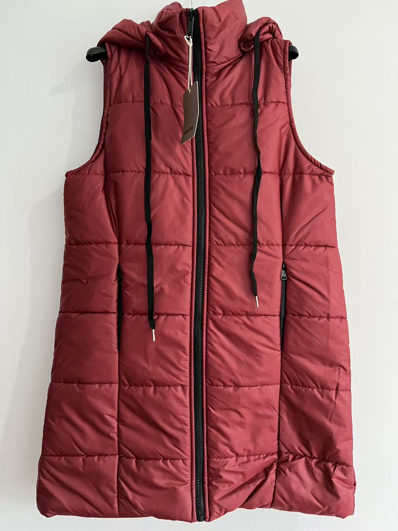 Chaleco de plumas rojo oscuro