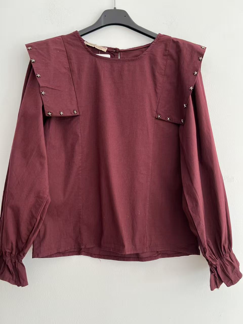 Blusa blanca con detalles de estrellas