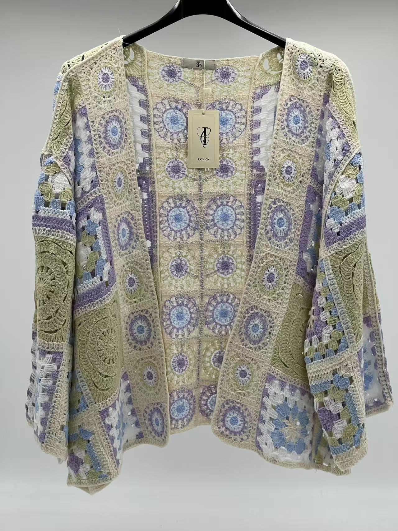 Chaqueta de Ganchillo Artesanal Cárdigan Boho-Chic con Motivos Florales y Geométricos