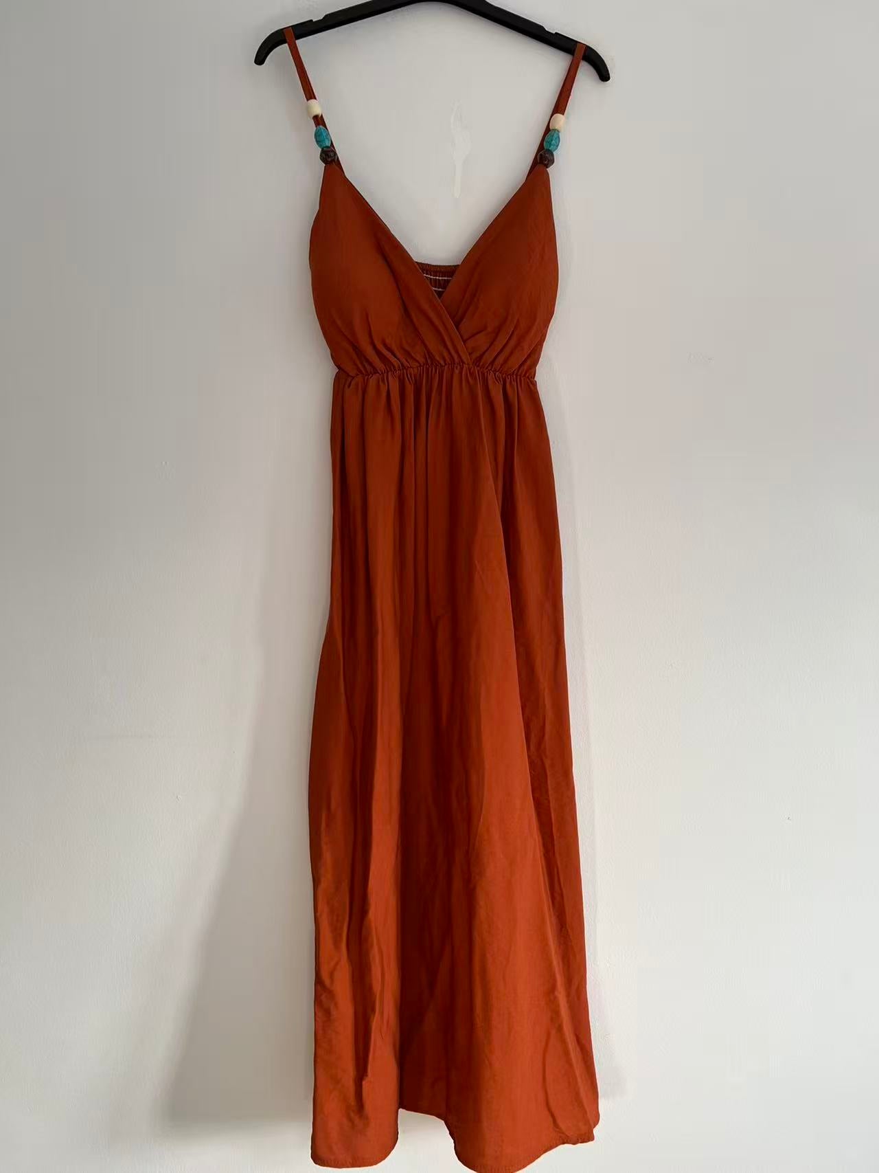 Vestido Largo de Tirantes con Escote en V y Detalle de Cuentas