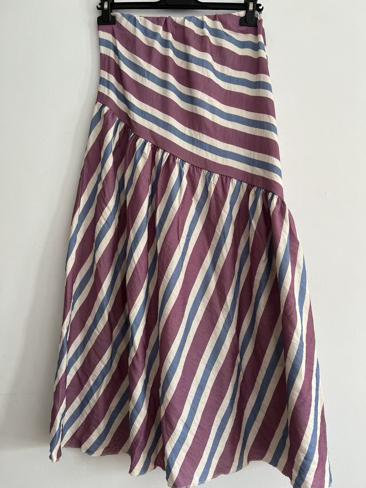 Falda Larga de Corte Asimétrico con Estampado de Rayas Diagonales