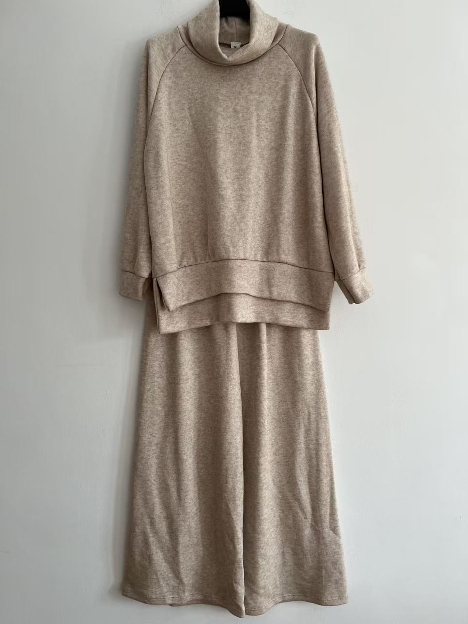 Conjunto de punto mujer cuello alto elegante beige