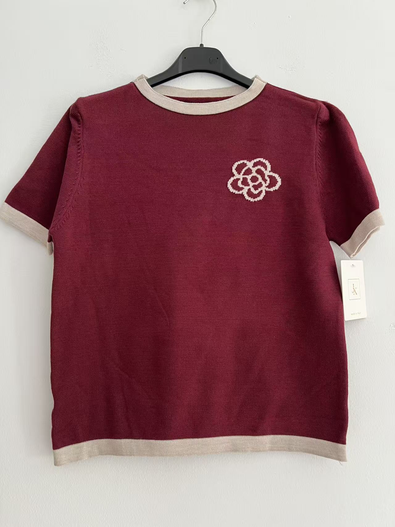 Camiseta bordado floral burdeos