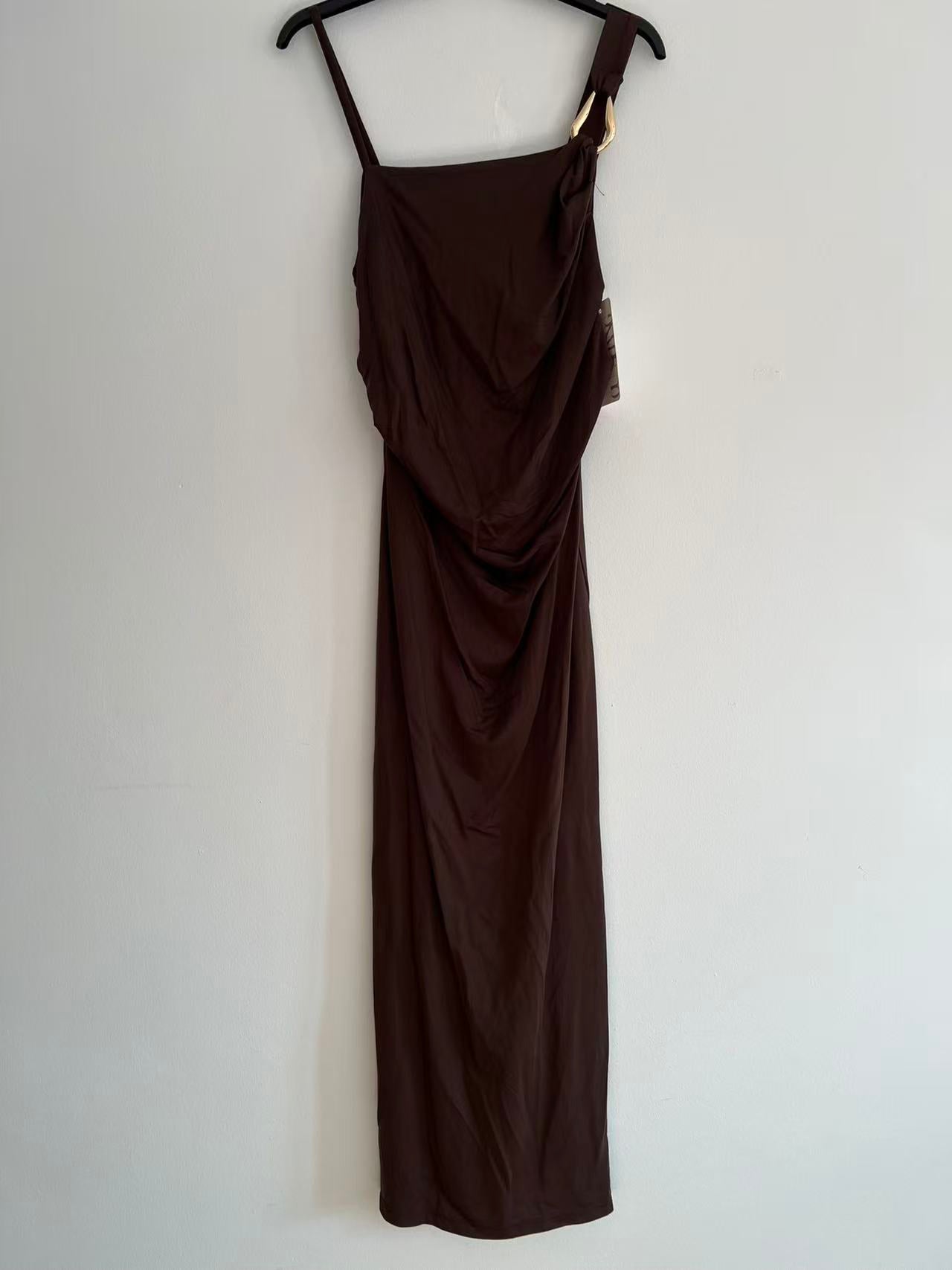 Vestido Midi Drapeado con Detalle de Anilla Dorada