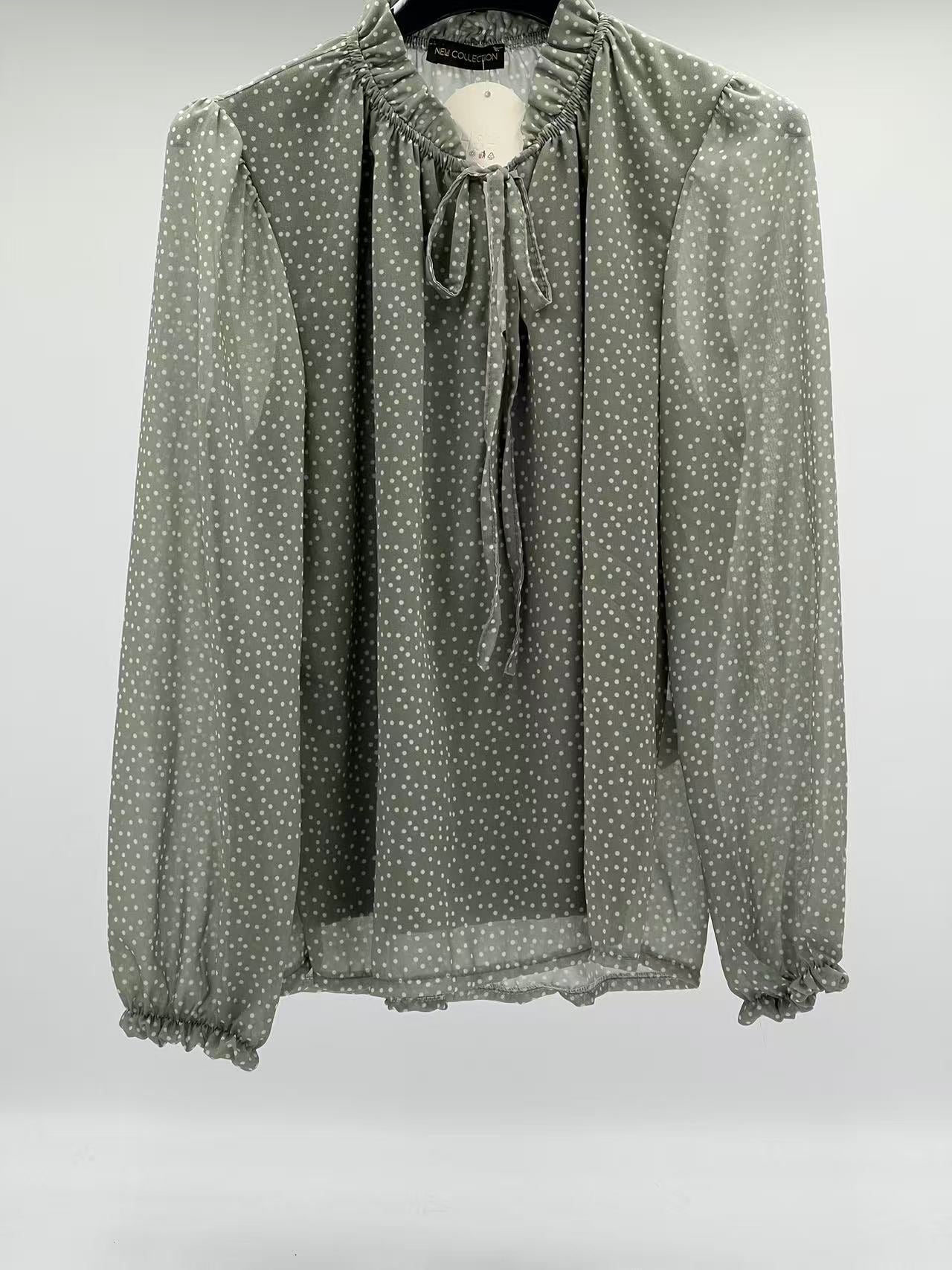 Blusa de Gasa con Lunares y Doble Capa: Elegancia Transparente y Confort