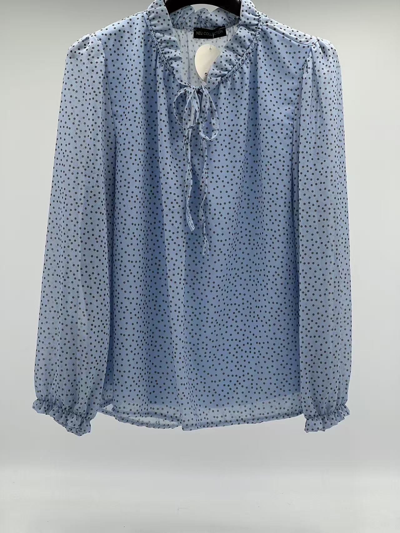 Blusa de Gasa con Lunares y Doble Capa: Elegancia Transparente y Confort