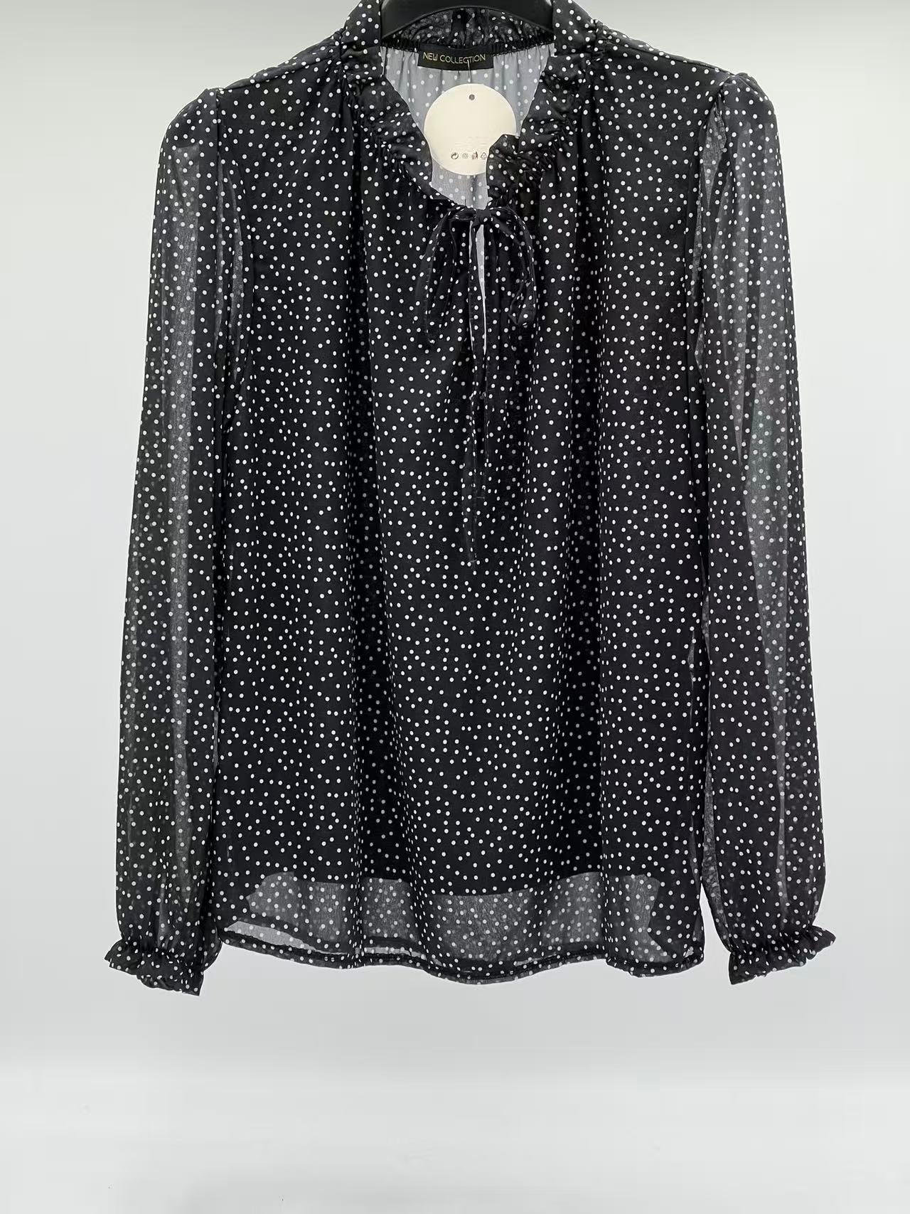 Blusa de Gasa con Lunares y Doble Capa: Elegancia Transparente y Confort