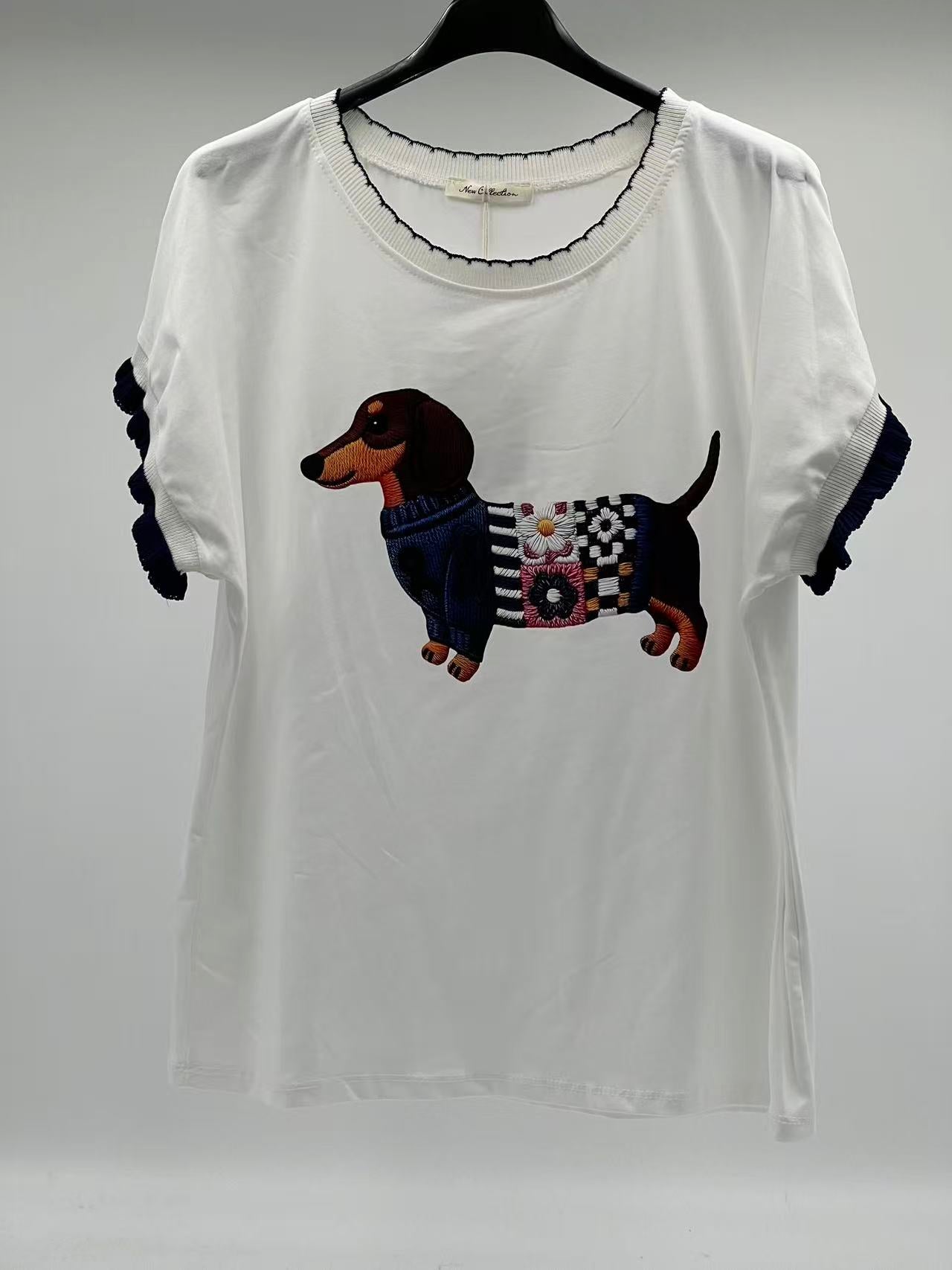 Camiseta de Algodón Premium con Bordado de Teckel y Detalles en Contraste