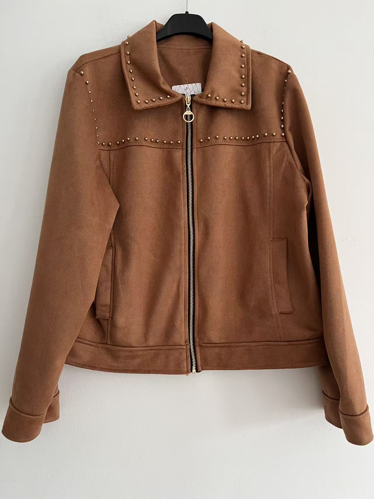 Chaqueta antelina mujer con detalles dorados camel