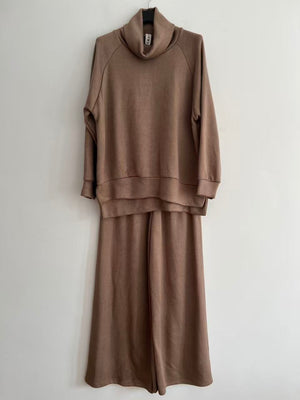 Conjunto de punto mujer cuello alto elegante camel