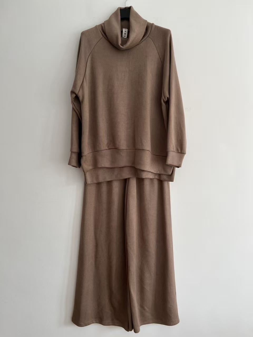 Conjunto de punto mujer cuello alto elegante camel