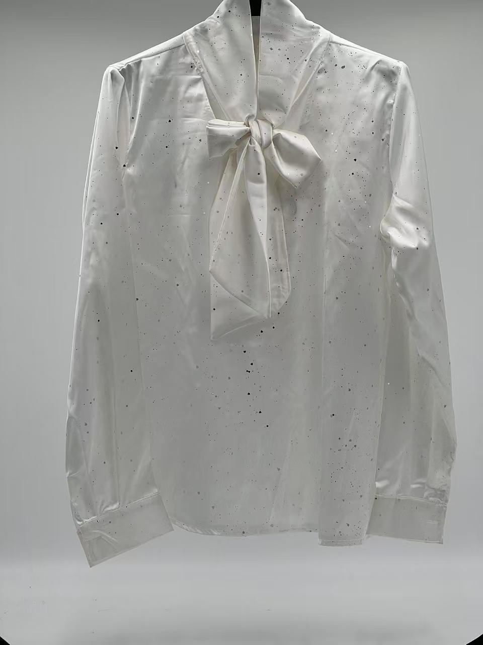 Camisa brillo con lazada blanca