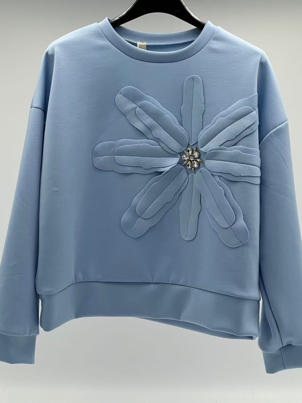 Sudadera "Soft Mint" con Flor en Relieve y Detalle de Cristales