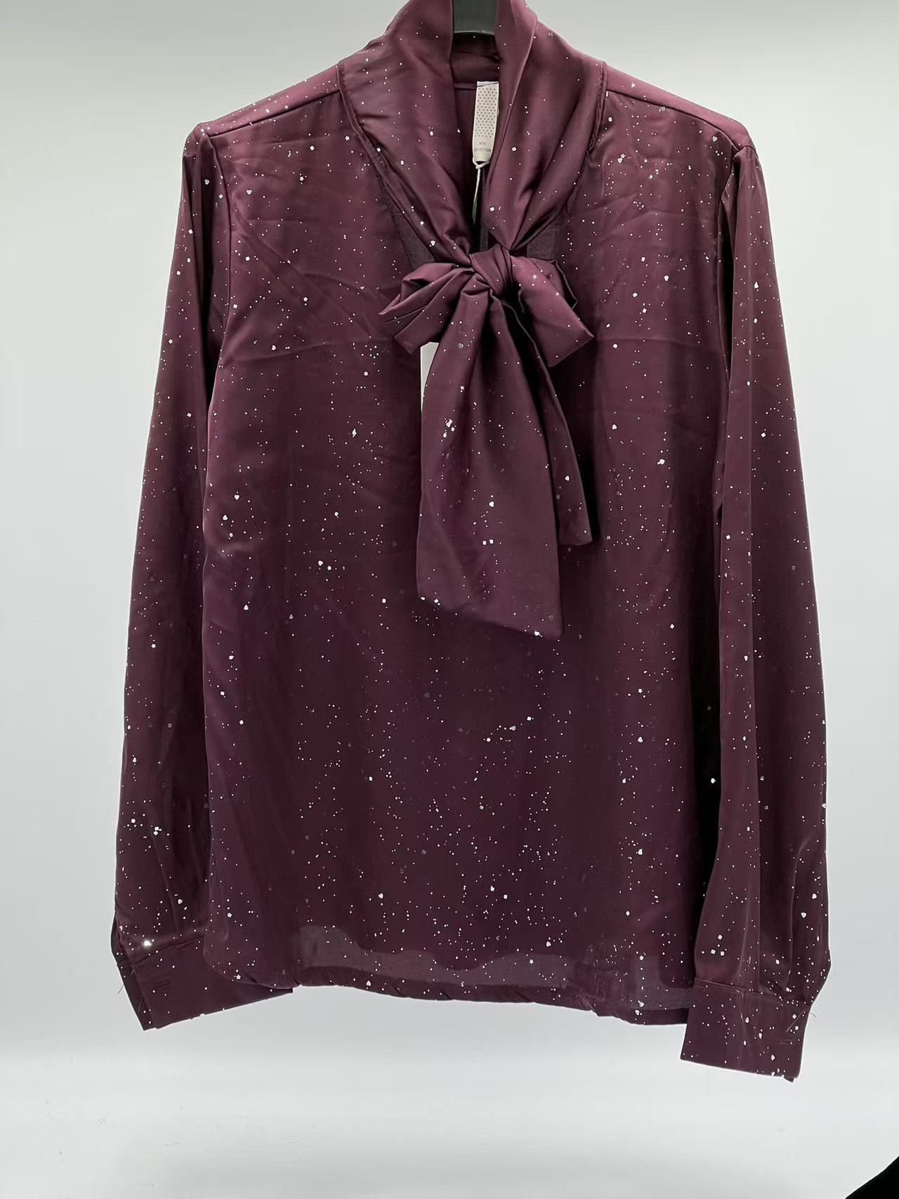 Camisa brillo con lazada burdeos 